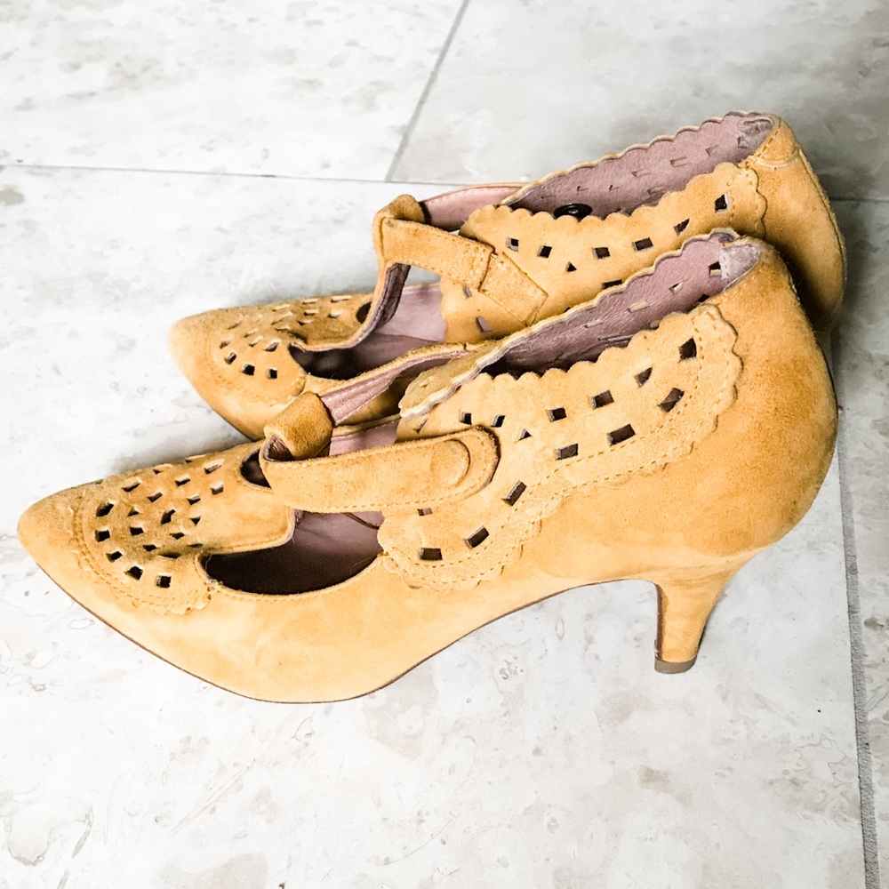 🌹 BOGO 1/2 OFF! Anthro mustard t-strap heels